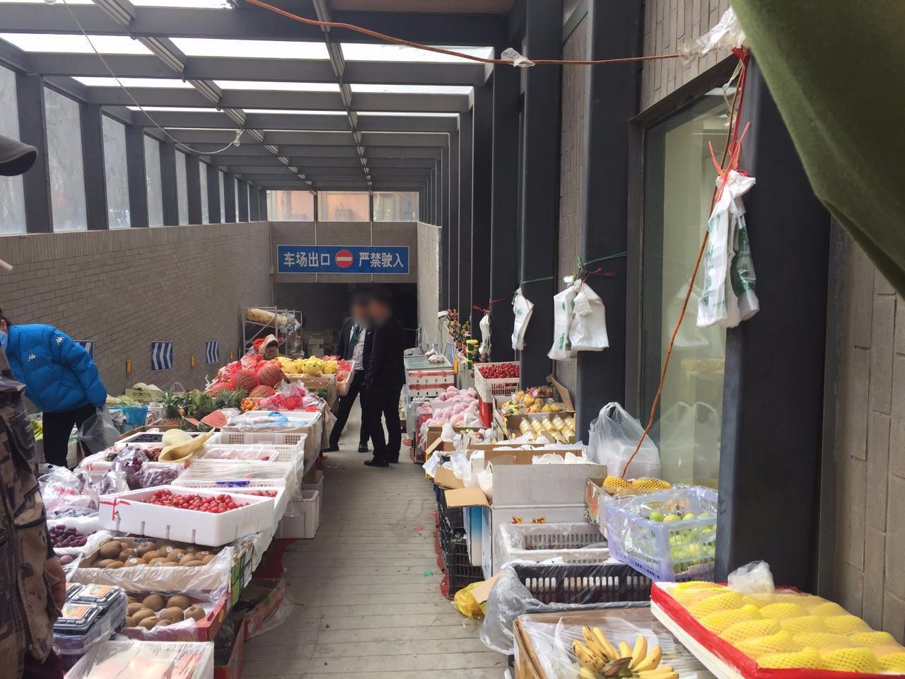 京基·嶺墅业主收房后质疑开发商：怎么多处未完工就给业主交房了？丨万通上游国际小区配套服务不到位地下停车场管理太混乱！