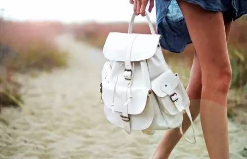 又便宜又大空间实用的双肩包,几百左右好看的大牌双肩包