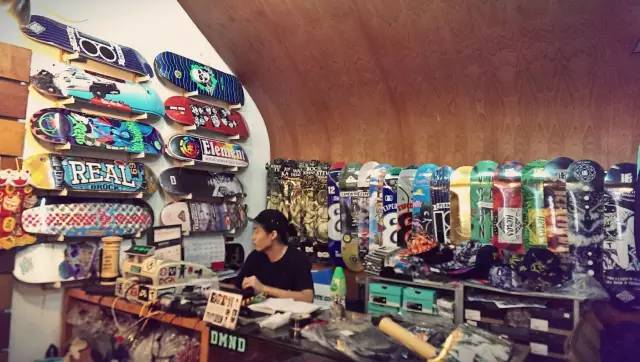 娼潵娼叮鏈嶉グ,娼潵娼叮绮惧搧绔ヨ姗辩獥