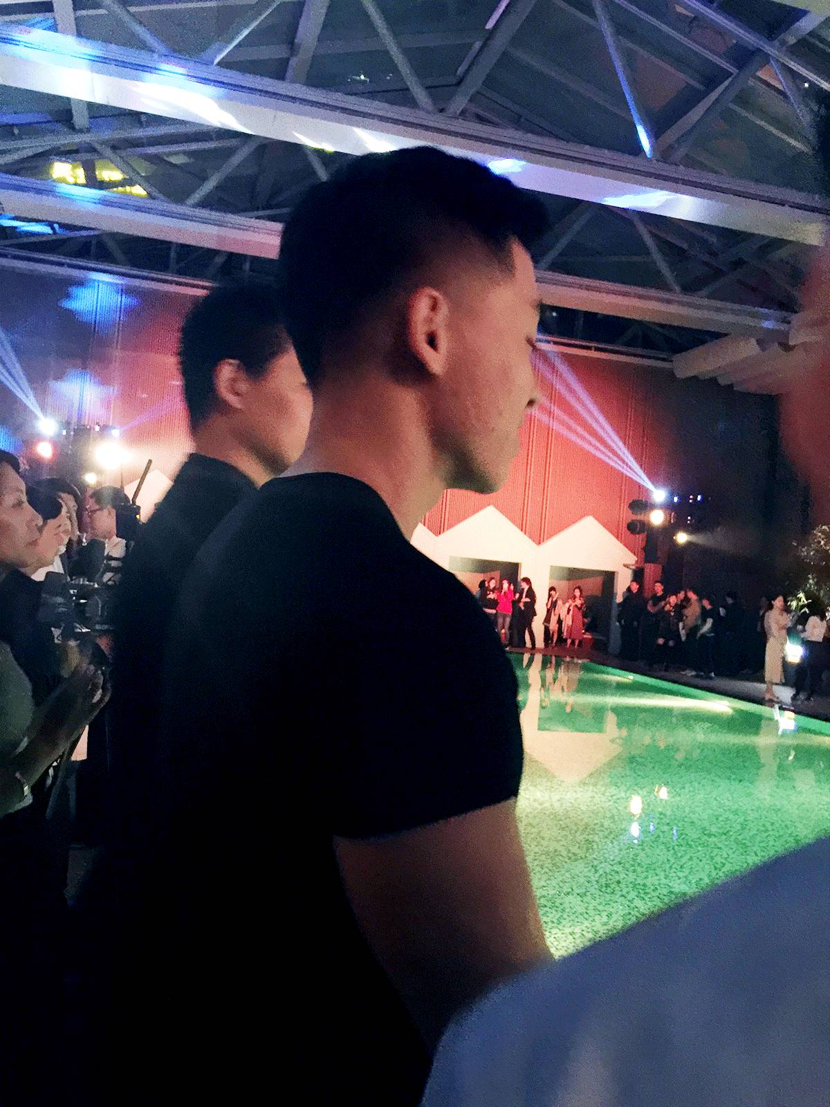 杨幂在泳池边吃苹果,在游泳馆里偶遇杨幂