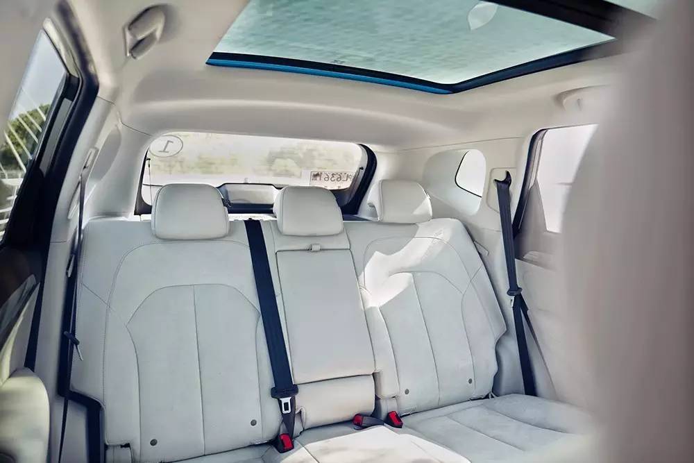 erx5荣威混动上沪牌,荣威ERX5汽车宣传视频