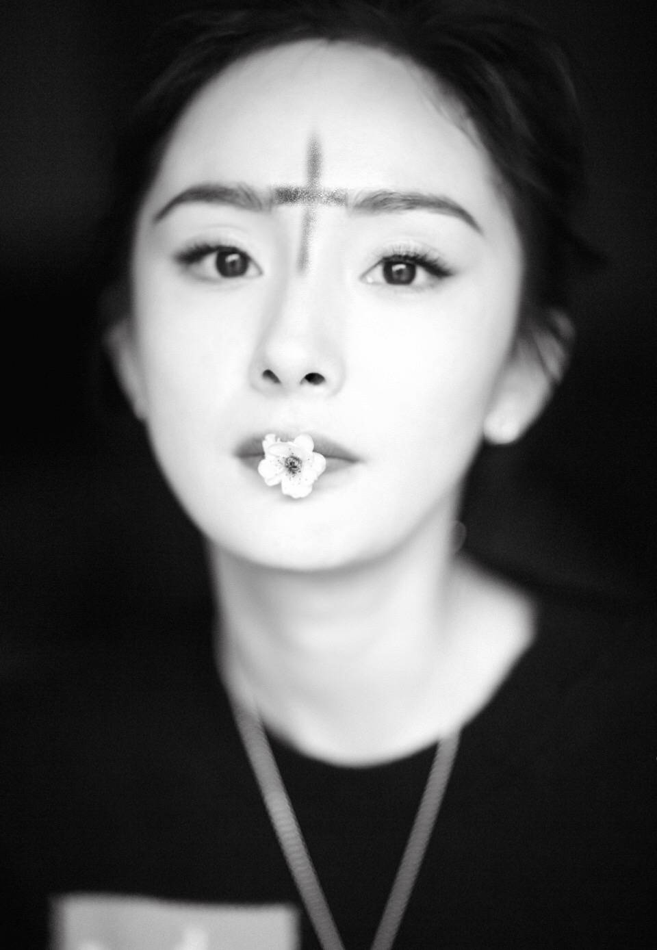 杨幂在泳池边吃苹果,在游泳馆里偶遇杨幂