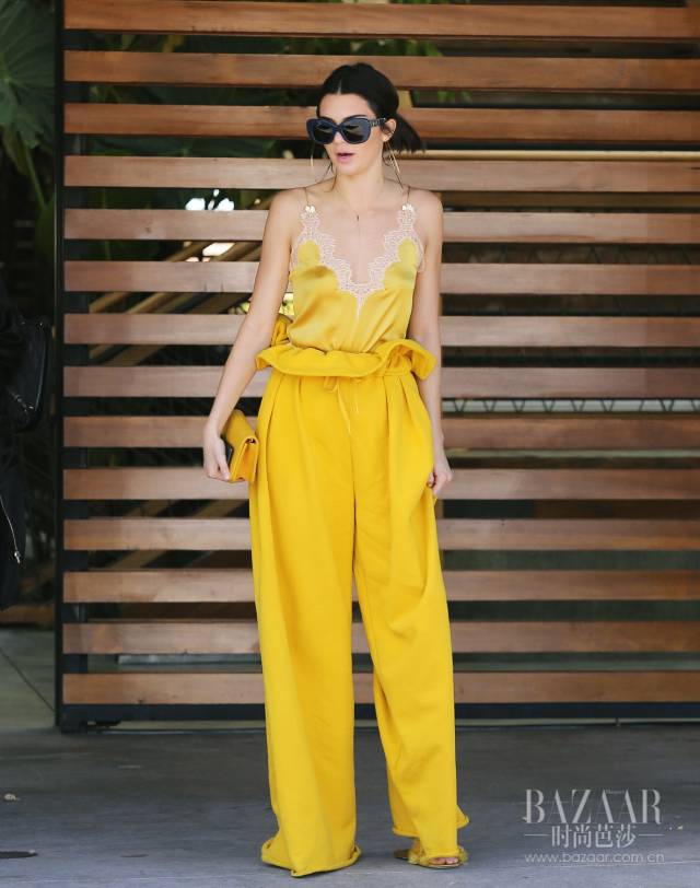 穿上这条束腰纸袋裤，手机里的P腿软件我全都可以卸载咯！