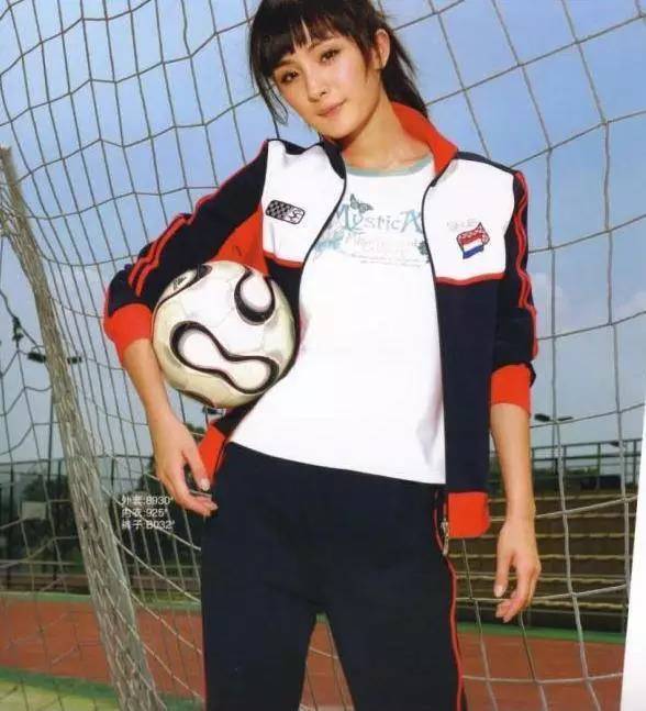 足球女球迷穿各种球衣,女球迷穿什么