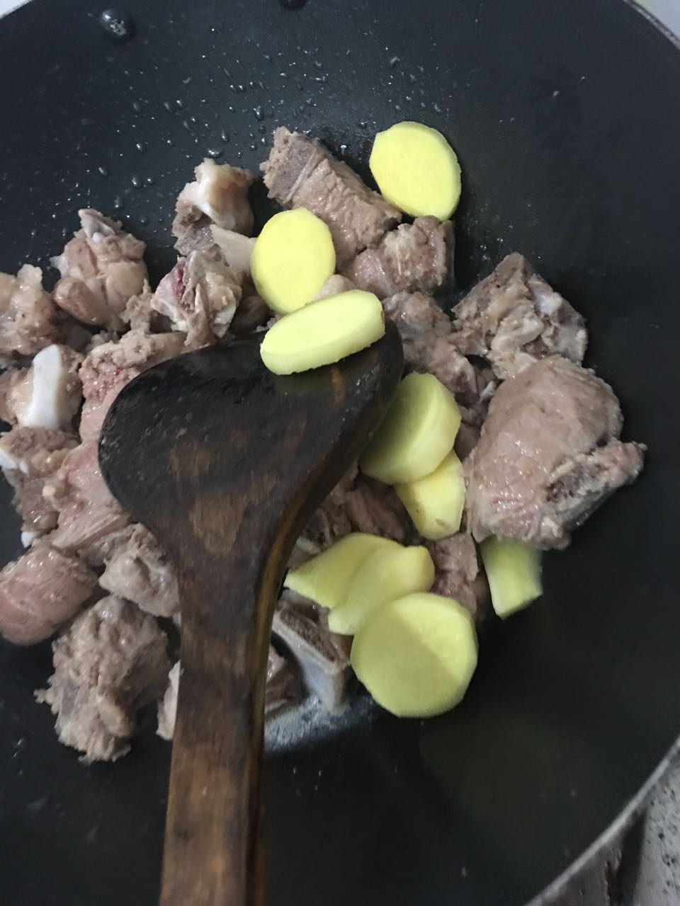 排骨汤入味的正确方法,如何炖排骨汤才能肉烂骨酥