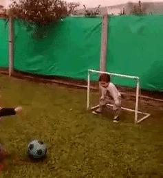 足球搞笑假摔集锦,足球十大搞笑进球集锦