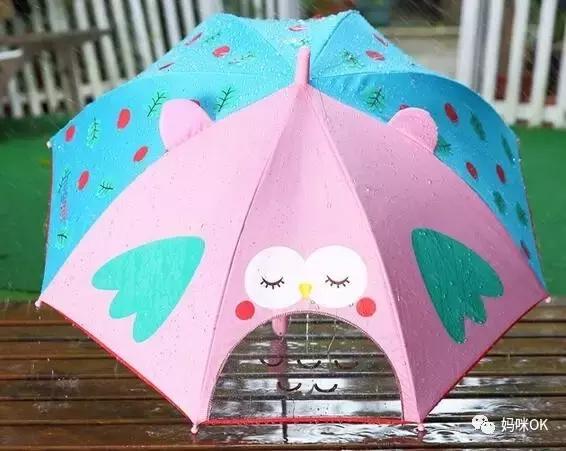 出去玩下雨穿雨衣还是打伞方便,下雨天穿上雨衣出去玩