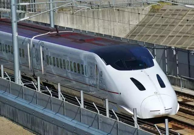 日本的高铁列车的样子,日本的高铁