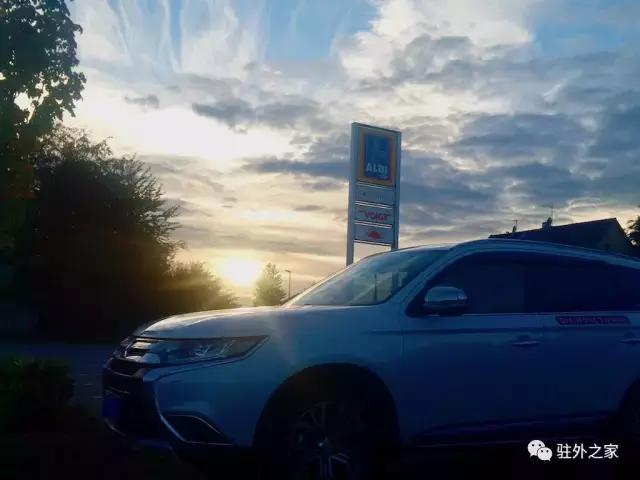 这个单身姑娘一个人一台车一年行走二十多个国家