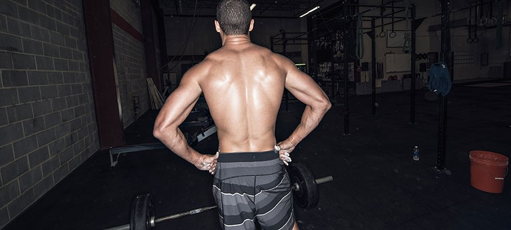 背上和胸前长痘痘男生,男士背上长了痘像是鸡皮疙瘩