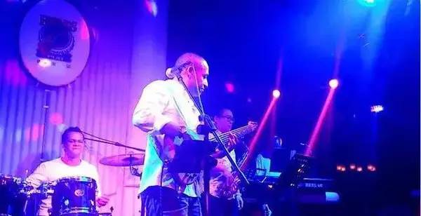 国足与酒,都是孤独而倔强的存在