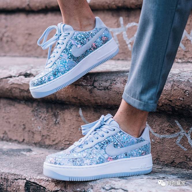 缤纷清爽的粉蓝色系球鞋，摇身成为漂漂型格少女