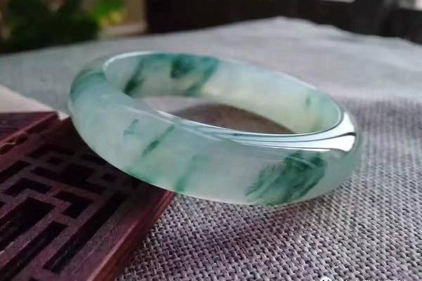 翡翠玉镯如何选购好看,如何挑选翡翠玉镯的好坏