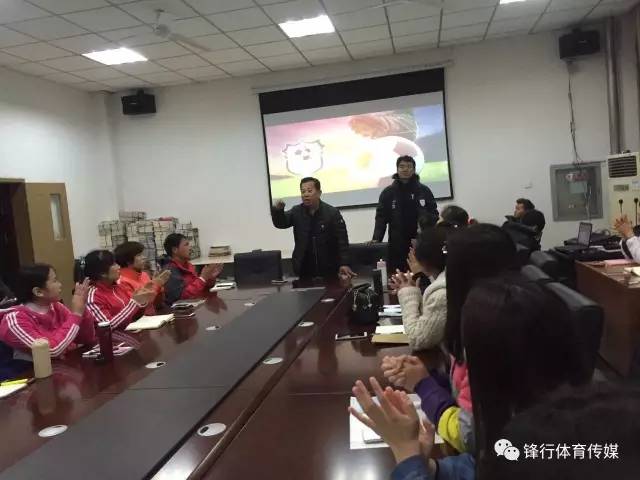 精英足球大批幼教美女老师来袭，足球的明天在这里