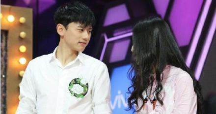 秀恩爱方式千千万！而只有一种爱叫有谢娜的地方就没有张杰的正脸