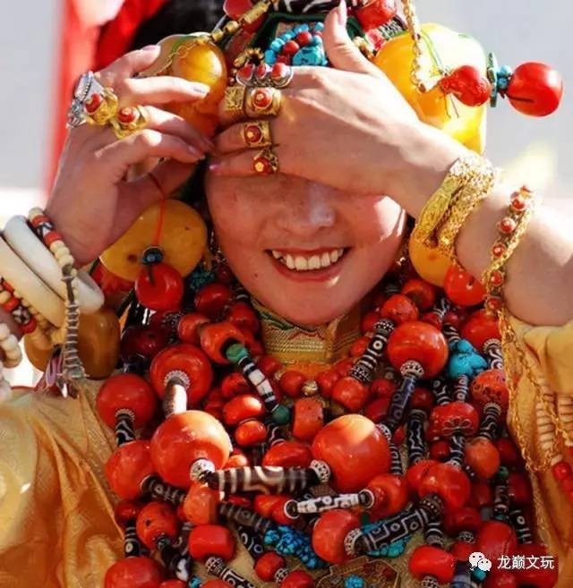 挑战砸碎盘了6年的核桃,盘了好几年的核桃被别人吃了