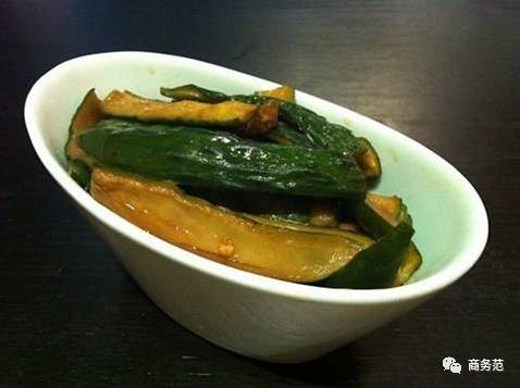 我给3个直男闻了16瓶香水，结果