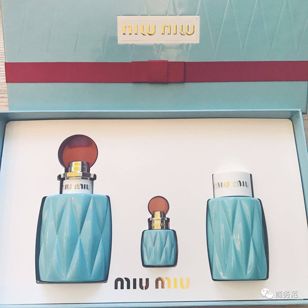 我给3个直男闻了16瓶香水，结果