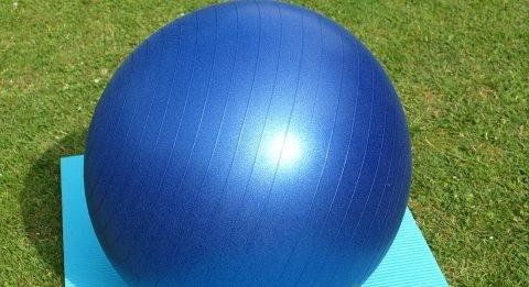 宝宝瑜伽球选择哪种好,瑜伽球大小选择