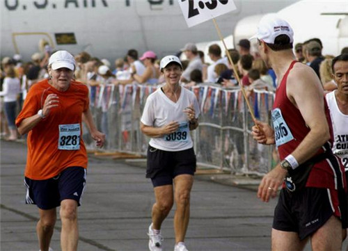 跑步时为什么胸部疼怎么解决,跑步护胸收副乳