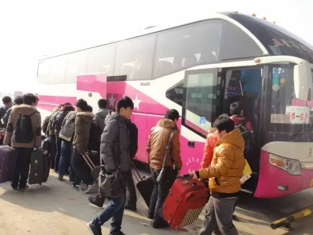 只因一个座位?庄里年轻母亲掀翻餐盘,洒老人一身牛奶,合适吗?