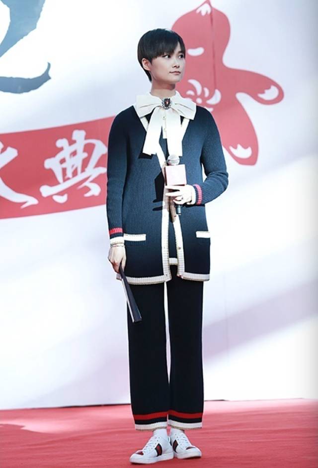 刘雯最新穿搭卡其色老爹鞋,刘雯穿的运动鞋有哪些