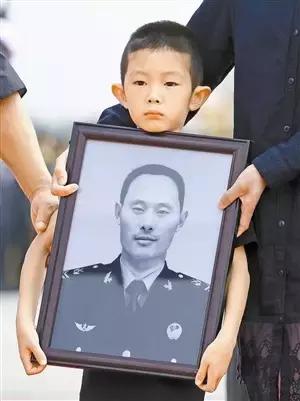 试飞员牺牲女儿追寻父亲,空军试飞员牺牲女儿参军入伍