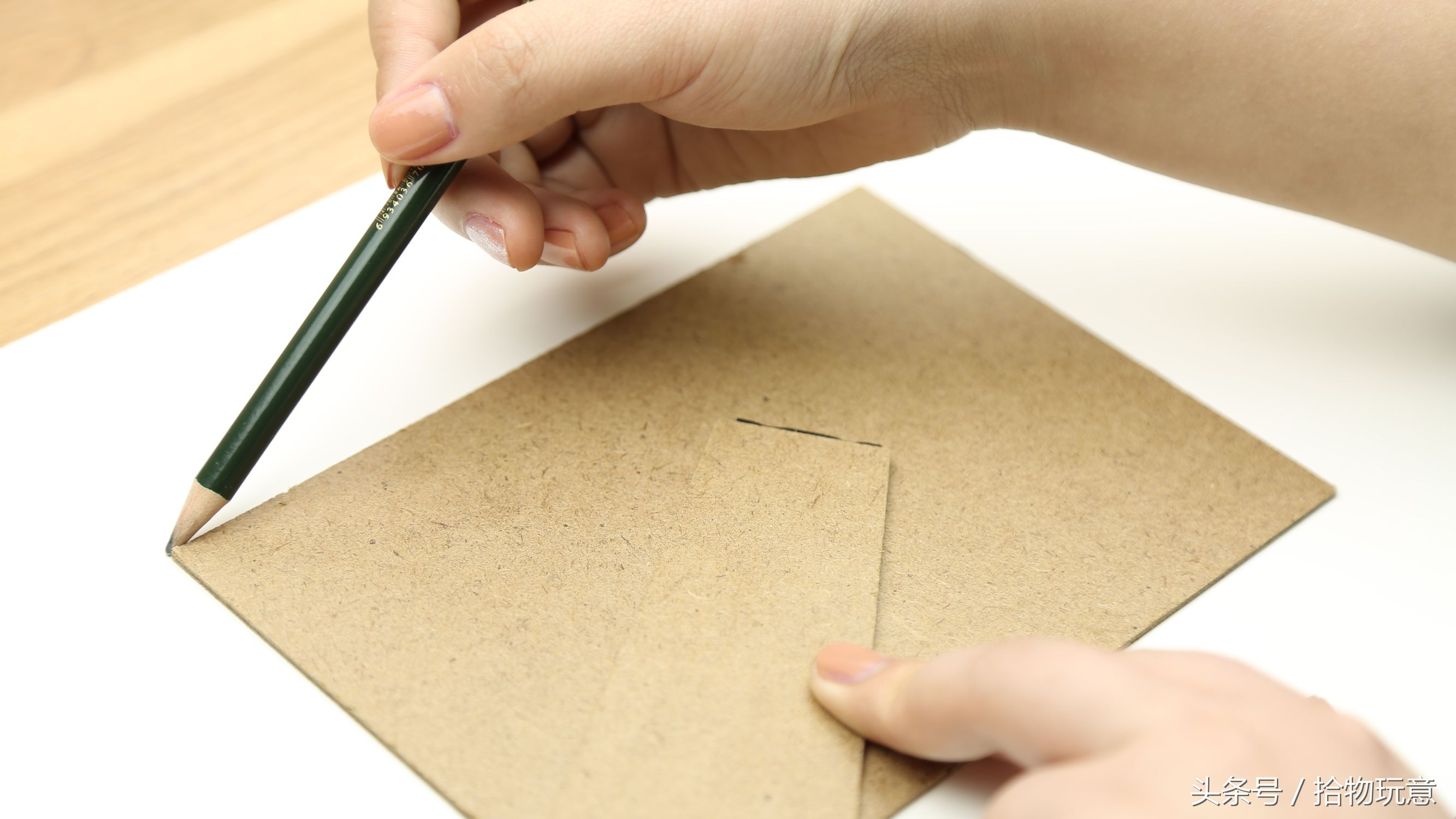 卡纸怎么做成蝴蝶,请用卡纸做出蝴蝶