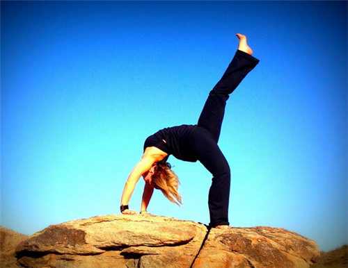 瑜伽初学者选择哪种厚度的瑜伽垫,瑜伽垫和瑜伽弹力带有什么区别