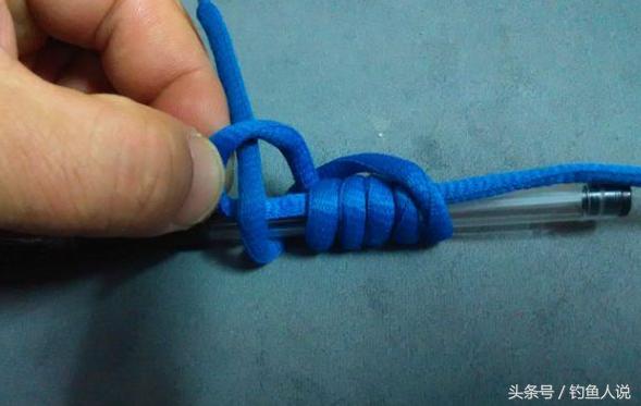 钓鱼的串钩怎样才能把钩绑到线上,如何简单绑钓鱼的串钩