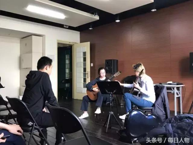 被高晓松怒赞要砸琴的吉他少年,十三岁学生吉他视频高晓松