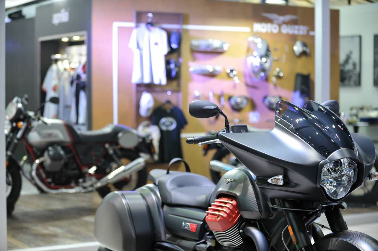 直击曼谷摩托车展美女如云，MOTOGUZZI光荣绽放