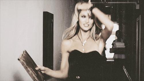 沈梦辰中发卷发造型,沈梦晨同款条纹防晒衣