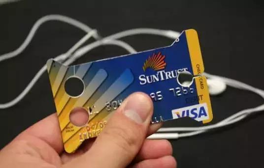 耳机线收进盒子,耳机线拔出来