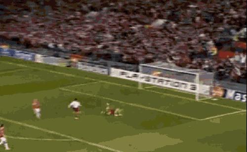 他拒绝亲吻曼联队徽，却为红魔断腿流血从不后悔！这才是真斗士