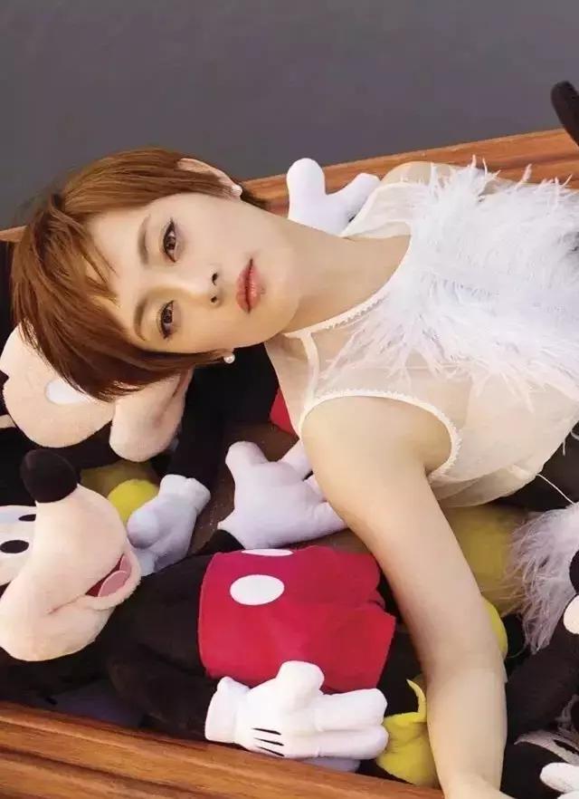 杨幂巧用刘海拯救发际线倍减龄,杨幂一发自拍就被吐槽发际线