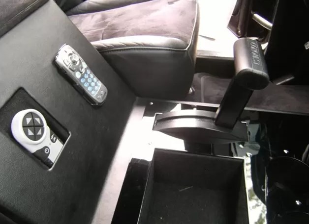 隔壁老王开1500万骑士十五世去洗车，洗车工吓懵了：装甲车做不了