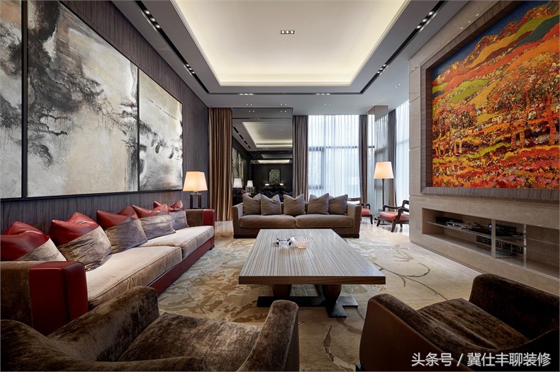 富豪的两栋别墅连为一体,一栋家人住,另一栋招待客人