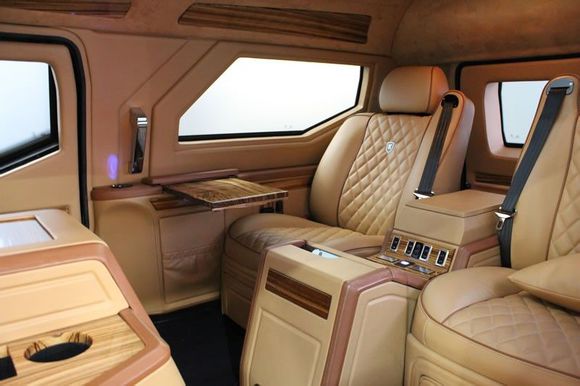 1800万下单提车得等15月,加次油得1500块,国内就1辆