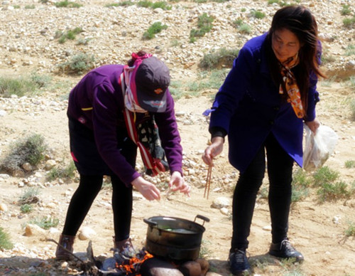 去新疆捡海蓝宝石容易捡到吗,新疆蓝宝石和透明石头在哪里捡