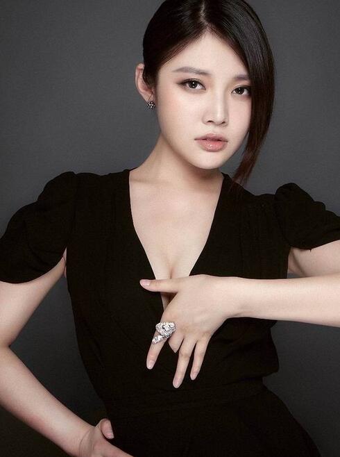 王晶最近携手的两位女明星是谁,王晶的晶女郎传奇是否还能再续