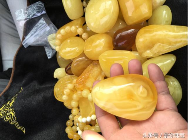 蜜蜡鉴别方法二代蜜蜡,一代蜜蜡和二代蜜蜡紫光灯图