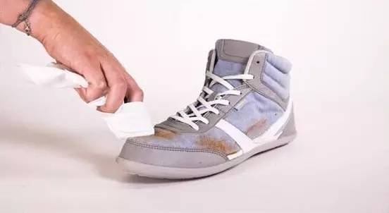 白鞋子有黑色污渍怎么去除,鞋子上的顽固污渍怎么去除