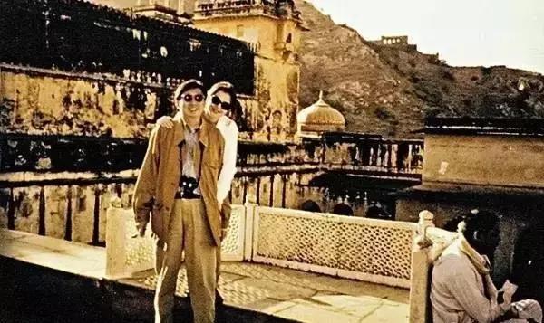 张国荣抱周润发视频,左拥右抱走向人生巅峰