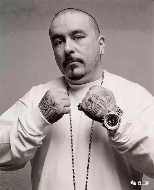 他是众多嘻哈巨星的*用御**纹身师,街头的孩子们都想花大钱请他纹身