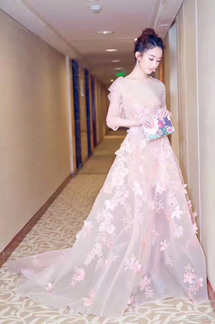 赵丽颖晒出手上戴着戒指的照片,赵丽颖近期红毯秀