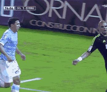 足球赛场十大搞笑瞬间图,足球gif搞笑图片