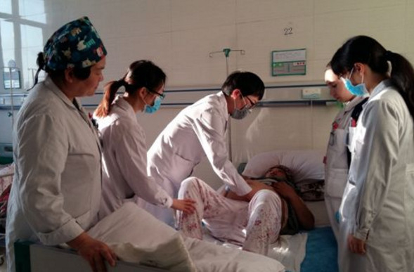 胎儿头部已生出，肩膀却被卡住“拖不动”