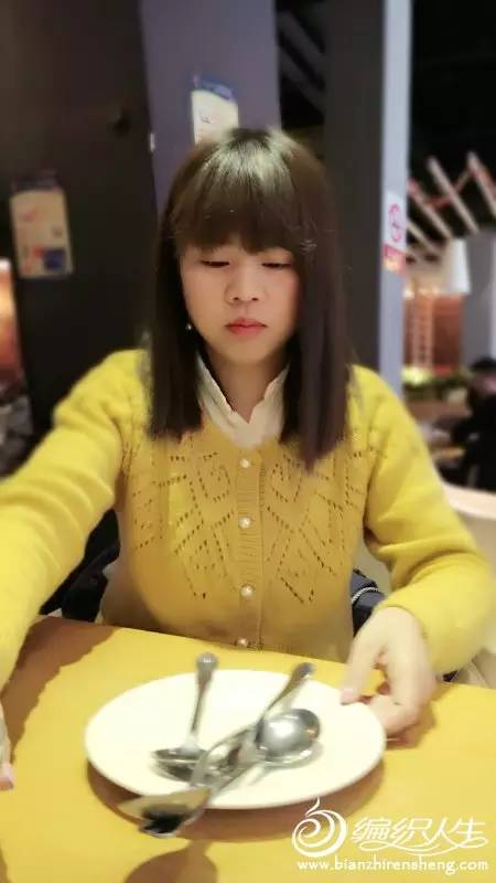 开衫针织毛衣时尚款,从上向下织的翻领平肩开衫毛衣