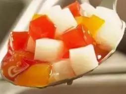 椰果饮料里面的椰果怎么来的,椰果嚼不烂是塑料吗